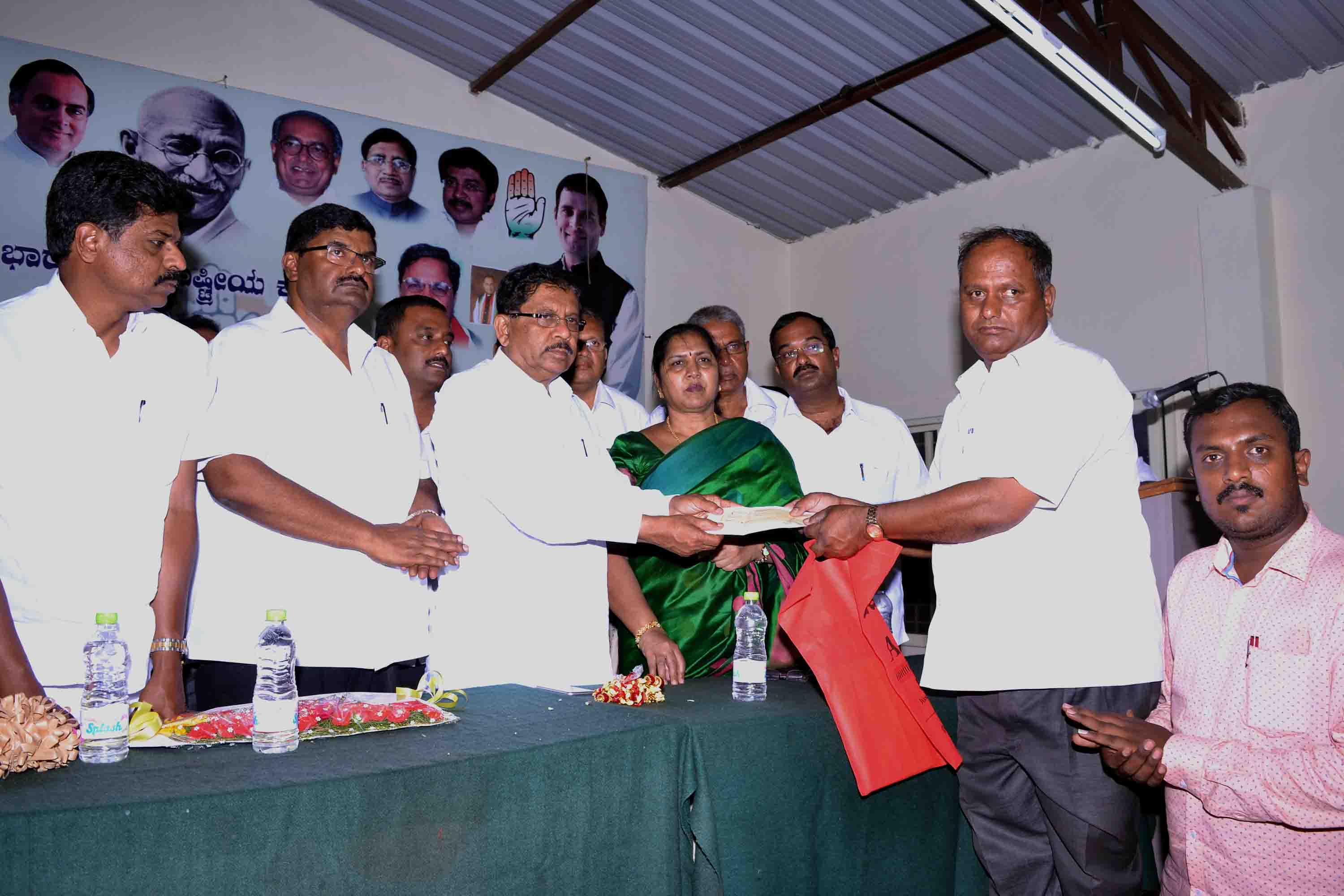 ಜಿಲ್ಲಾ ಉಸ್ತುವಾರಿ ಸಚಿವರ ಎದುರಿನಲ್ಲಿ ಸಮಸ್ಯೆಗಳನ್ನು ತೆರೆದಿಟ್ಟ ಕಾರ್ಯಕರ್ತರು